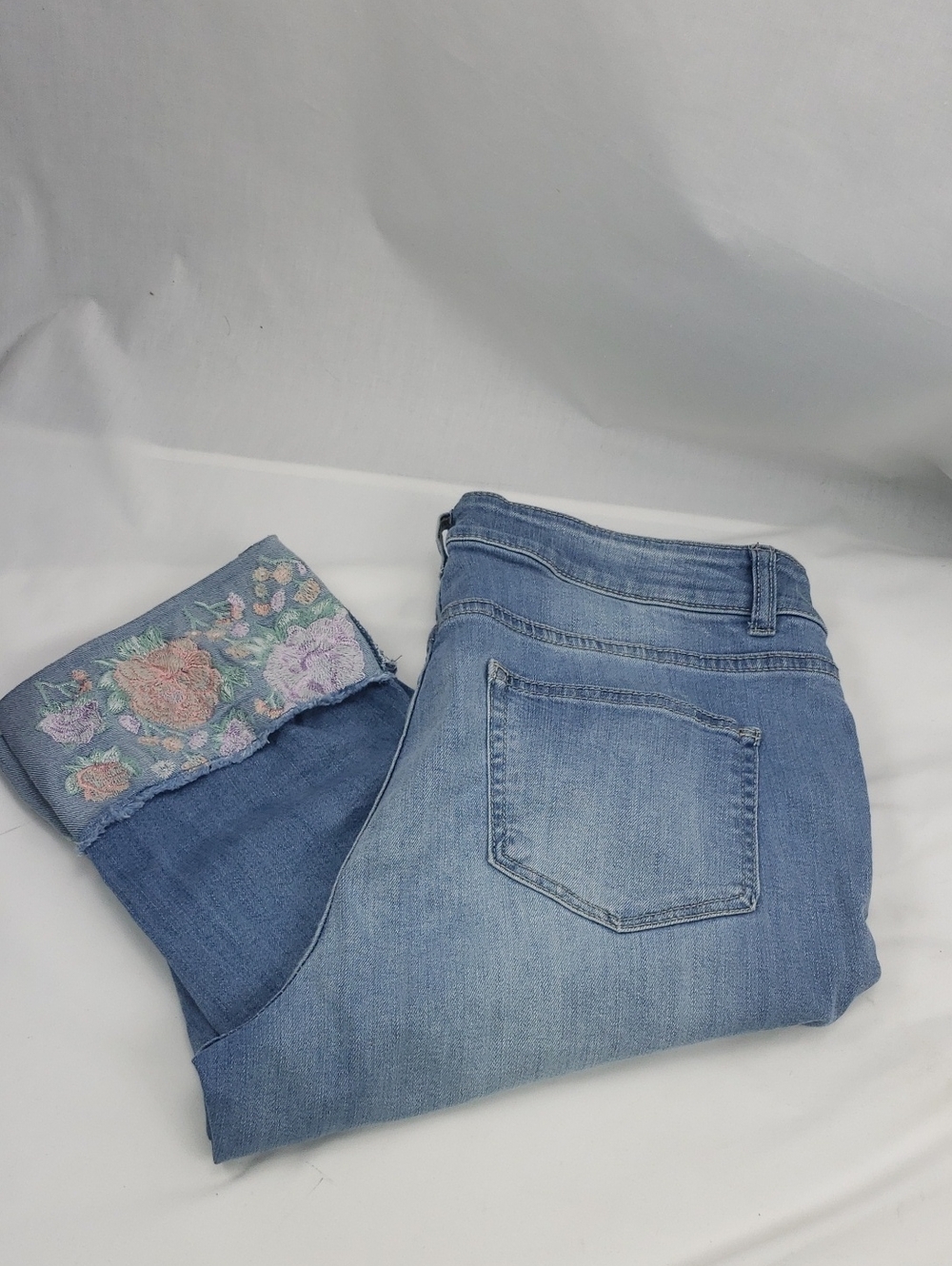 Westport Signature Fit Light Wash Embroidered Crop Jeans Size 12